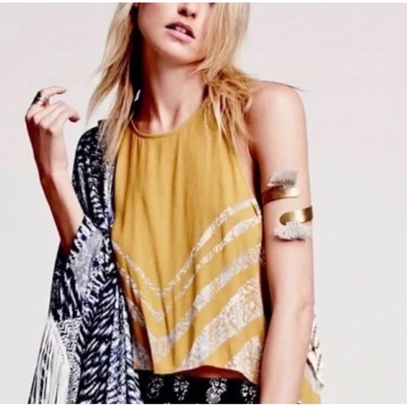 Free People Tops - Breezy Free People shirt perfect for pairing with a bralette or bandeau‎ A105